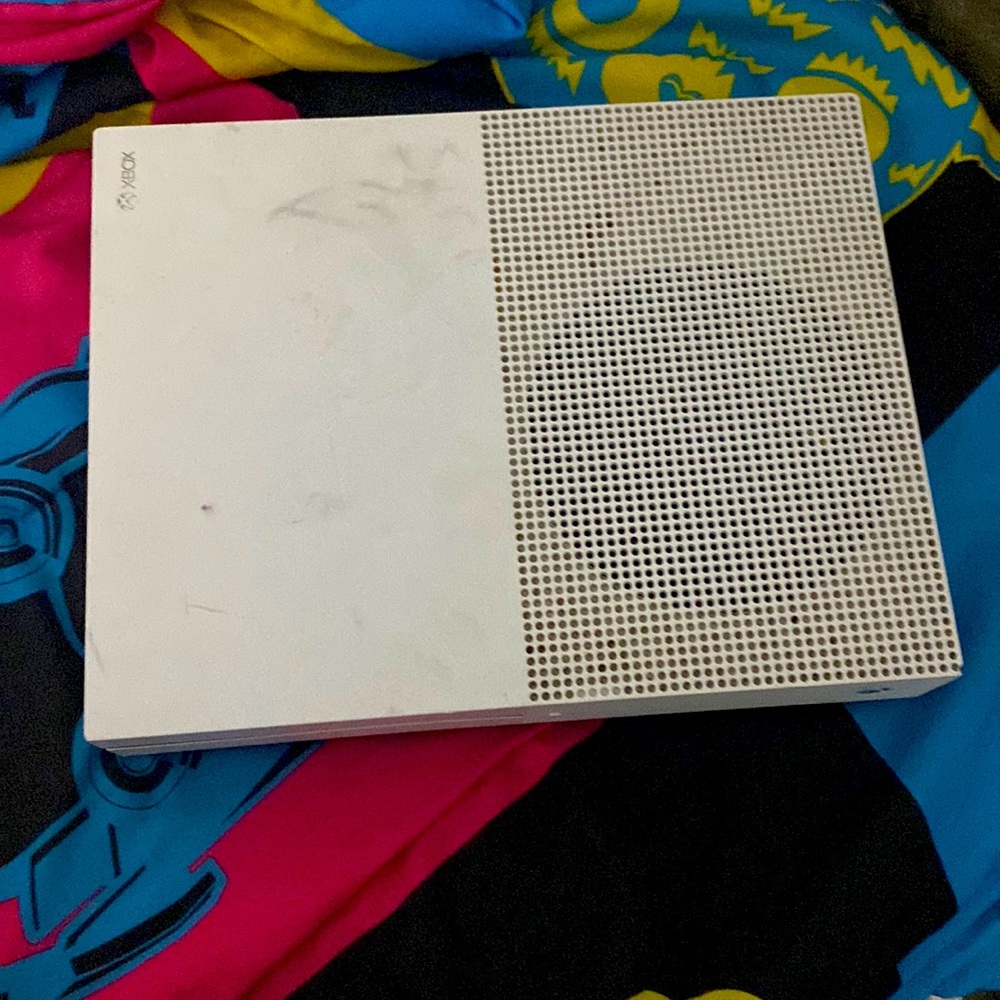 Xbox one x still works a functioning all cables included